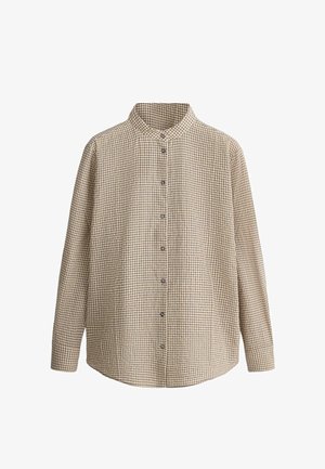 Bézs és barna kockás hosszú ujjú, gombos ing álló gallérral és íves szegéllyel, fehér háttéren bemutatva.