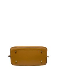 Borsa in pelle rettangolare di colore giallo senape con superficie testurizzata, dotata di quattro piedini metallici e chiusura a zip superiore.