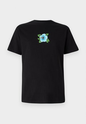 Camiseta preta de algodão com bordado floral azul e folhas verdes no peito. Mangas curtas e design de decote redondo clássico.