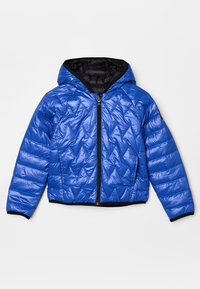 Chaqueta azul acolchada con capucha, con un patrón de rombos, forro negro y cremallera frontal. Detalles de puños y borde inferior acanalados.