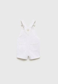 Weiße Denim-Overalls mit verstellbaren Trägern, zwei Fronttaschen und einem zentralen Logo-Patch. Glatte Textur und kurze Länge.