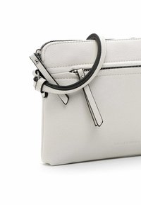 Clutch de cuero blanco con una superficie texturizada, detalles en negro y un cierre en la parte superior. Presenta un asa de bucle y un detalle decorativo en la cremallera.