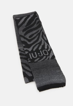 Écharpe tricotée noire et grise avec motif à rayures zébrées et texte « LIU·JO », pliée sur un fond blanc.
