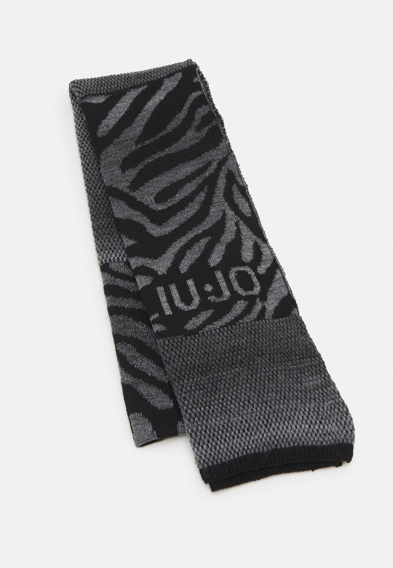 Écharpe tricotée noire et grise avec motif à rayures zébrées et texte « LIU·JO », pliée sur un fond blanc.