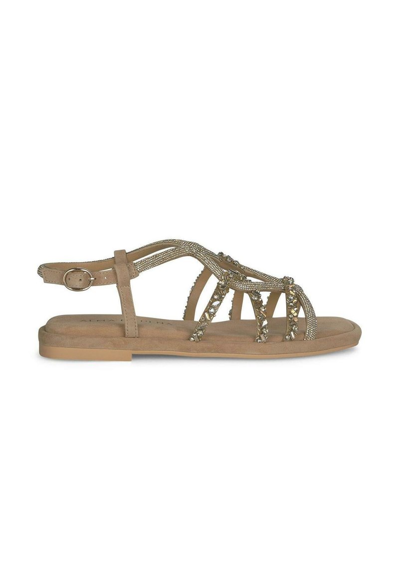 Sandales beiges à lanières avec des accents métalliques décoratifs, design ouvert à l'avant et semelle plate. Comprend une sangle à boucle pour l'ajustement.
