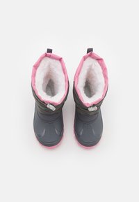 Γκρι αδιάβροχες μπότες με ροζ επένδυση γύρω από τον αστράγαλο, λευκή φλις επένδυση και καουτσούκ σόλα. Διαθέτουν κλείσιμο με κορδόνι και δομημένες λεπτομέρειες.
