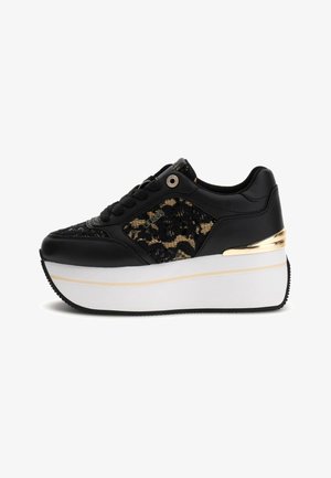 Czarne sneakersy z chropowatą chmurką w kolorze czarnym i złotym, masywną białą podeszwą platformową oraz złotym akcentem na pięcie. Zawiązywanie na sznurówki.