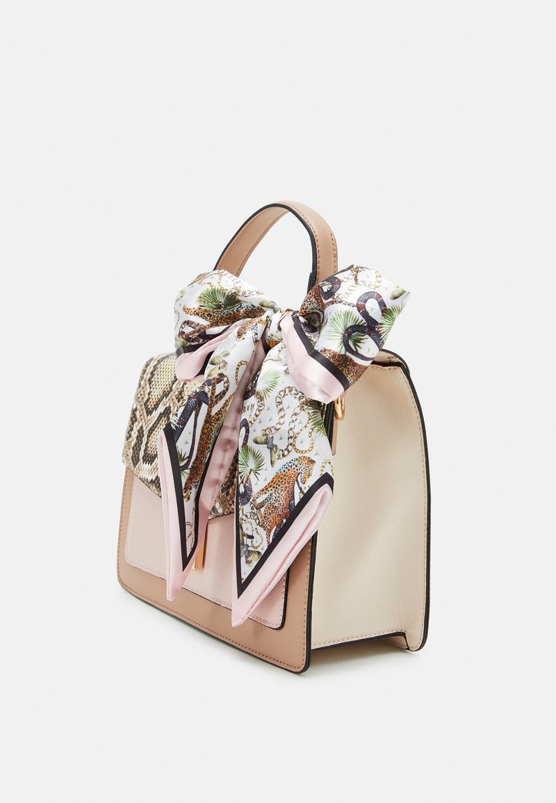 Sac structuré en simili cuir beige et rose, doté d'une poche en simili cuir à motif serpent texturé et d'un nœud en foulard en soie à motif sur le devant.