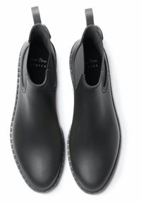 Bottines noires imperméables en caoutchouc lisse. Dotées de panneaux latéraux élastiques, de languettes de traction et de semelles texturées pour une meilleure adhérence.