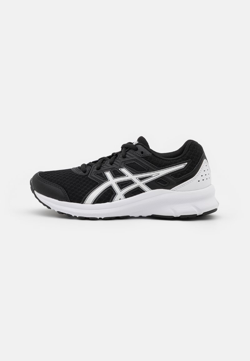 Chaussure de course noire et blanche avec empeigne en mesh, semelle blanche et motif de logo blanc distinctif sur le côté, vue de l'extérieur.