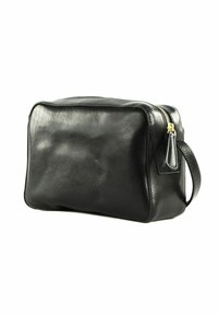 Černá kožená taška s hladkým povrchem, obdélníkovým tvarem, zlatým zipem a postranním madlem. Minimalistický design bez viditelných ozdob.