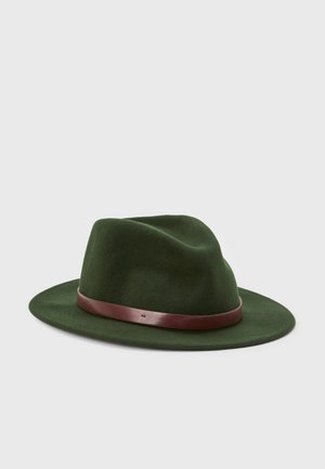 Ciemnozielony filcowy kapelusz fedora z szerokim rondem i brązową skórzaną opaską u podstawy korony.