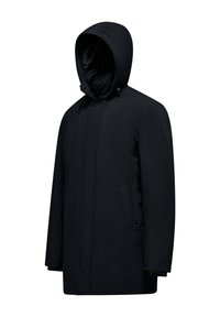 Giacca nera con cappuccio realizzata in un tessuto morbido e testurizzato, dotata di chiusura con zip, tasche laterali e un design semplice e dritto.