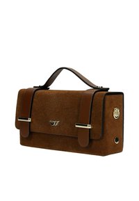 Rechthoekige handtas van bruin suède met donkerbruine leren riemen, een bovenhandvat en kleine sieraden en logo-accenten in goudkleur.