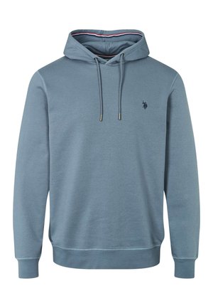 Hanorac albastru deschis cu glugă cu șnur, manșete și tiv striate, având un mic logo întunecat pe piept. Textură de țesătură netedă și moale.