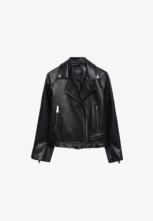 Giacca moto in pelle nera con vita regolabile, minuteria in argento, tasche con zip e colletto a pattina. Texture liscia e design aderente.