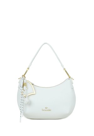Borsa in pelle bianca con un manico singolo, dettagli dorati, un charm a forma di cuore e nappine decorative, con marchio "Braccialini" sul davanti.