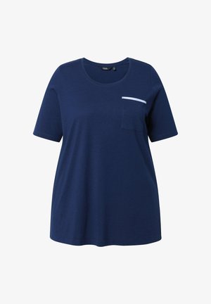 Tmavě modré tričko s krátkým rukávem, kulatým výstřihem a malou kapsou na hrudi s bílým proužkovaným lemem.