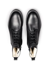 Botas de cuero negro hasta el tobillo con un acabado liso, parte frontal con cordones y un suave forro interior. Presenta una puntera reforzada y costuras blancas en contraste.
