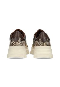 Sneaker in pelle marrone con un motivo a serpente beige tessurizzato, caratterizzati da una suola spessa bianca e dettagli di cucitura sottili sul retro.