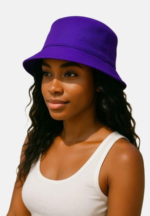 Cappello a secchiello viola realizzato in tessuto testurizzato con una larga tesa. Indossato da una persona con capelli ricci, abbinato a una canottiera bianca.