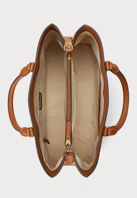 Rjava usnjena torbica z dvema predaloma, s centralnim žepom na zadrgo, gladko teksturo in zlatimi dodatki.