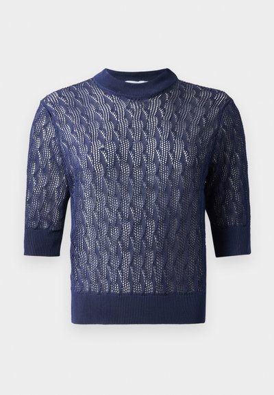 Suéter de punto azul marino, de mangas cortas, que presenta un patrón de tejido abierto texturizado y un cuello y dobladillo acanalados. Diseño ligero y transpirable.