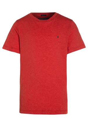 Rotes T-Shirt mit kurzen Ärmeln und Rundhalsausschnitt mit kleinem schwarz-weiß-rotem Tommy Hilfiger-Logo auf der linken Brust aus Bio-Baumwolle.