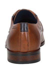 Bruine leren geklede schoenen met een gestructureerde afwerking, een soepele zwarte hielaccent en een lage houten zool. Geschikt voor formele gelegenheden.