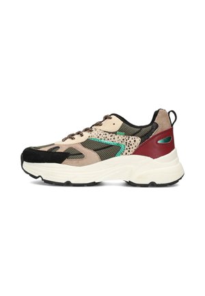 Sneaker mit einem Mehrmaterialdesign, das aus beigem Mesh, grünen und schwarzen Akzenten sowie einer kastanienbraunen Ferse besteht. Runde weiße Sohle mit strukturierter Oberfläche.
