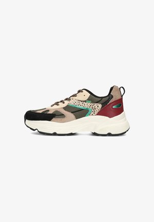 Sneaker met een ontwerp van meerdere materialen, met beige mesh, groene en zwarte accenten en een kastanjebruine hiel. Rondachtige witte zool met een gestructureerde afwerking.