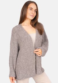 Hellgraue, flauschige Strickjacke mit lässiger Passform, offenem Vorderteil und langen Ärmeln. Strukturierter Stoff, keine sichtbaren Verschlüsse und weiche Oberfläche.