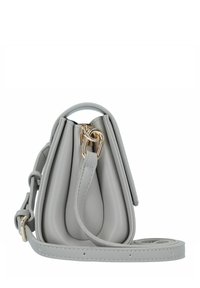 Borsa a mano in pelle grigia con una forma arrotondata e scolpita, hardware in tonalità oro e tracolla regolabile. Texture liscia con cuciture in accentuazione.
