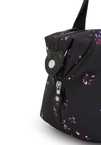 Czarna torba z materiału z wielokolorowym floralnym wzorem. Posiada srebrne zamki błyskawiczne, skórzane akcenty oraz wytrzymały uchwyt do noszenia.