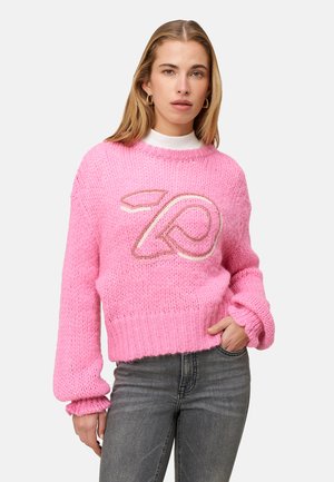 Pink knitted sweater featuring a cropped design, long sleeves, and an embroidered logo in a contrasting color on the front.