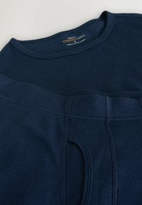 Marineblaues Thermounterwäsche-Set mit langärmligem Oberteil und Hose, weicher Textur, elastischem Bund und verstärkten Nähten.