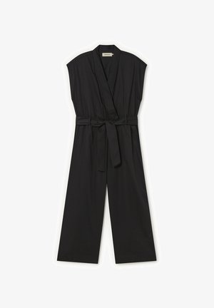 Mono negro con escote en V, mangas cortas y cinturón en la cintura. Fabricado con una tela suave, con piernas anchas y acampanadas, y sin patrones visibles.