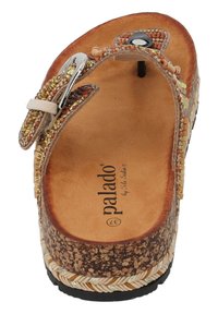 Brun korksandals med pärlade remmar, med en silverfärgad spänne och texturerad innersula. Yttersulan är svart med en vävd detalj.