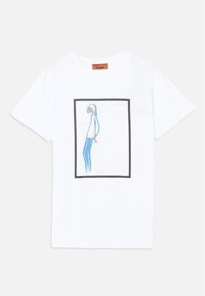 T-shirt de algodão branco com um gráfico frontal de uma figura em azul e cinza, contornada por um contorno preto, com anotações manuscritas ao fundo.