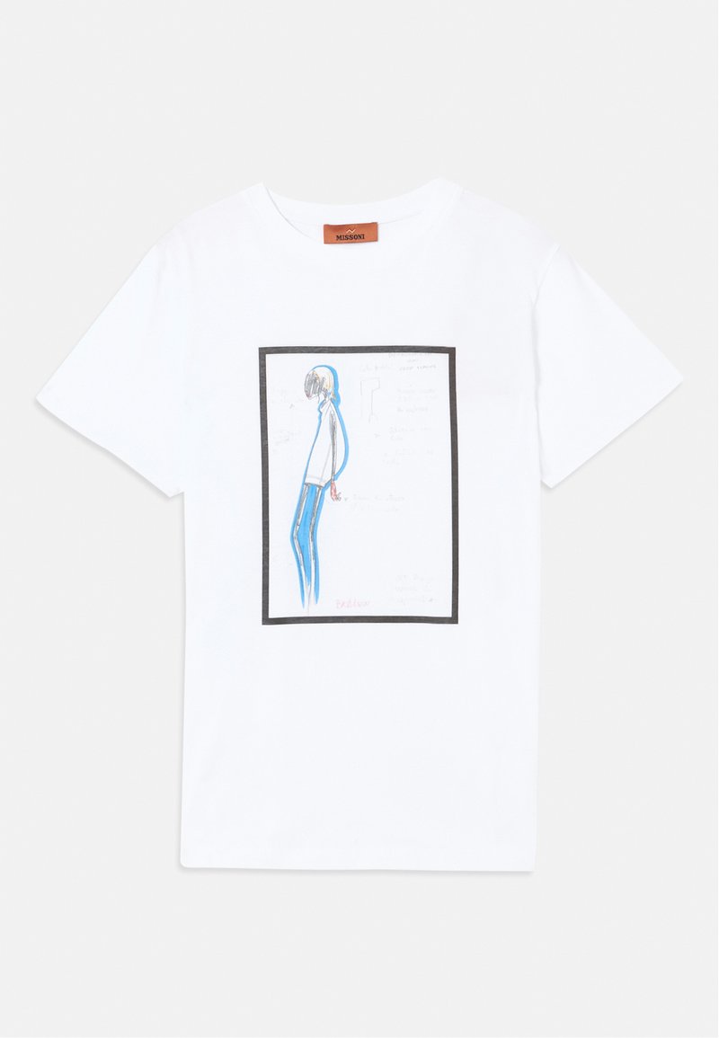 T-shirt in cotone bianco con una grafica frontale di una figura blu e grigia, incorniciata da un contorno nero, con note scritte a mano sullo sfondo.