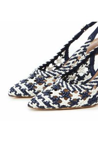 Décolleté a slingback intrecciati in blu navy e bianco, con punta affusolata, design aperto e motivo testurizzato, con un interno in pelle liscia.