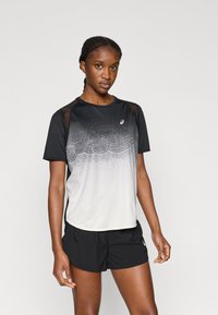 Ανδρικό αθλητικό μπλουζάκι με φέτα που μεταβαίνει από μαύρο σε λευκό, με μοτίβο μπροστά και διχτυωτές πάνελς στους ώμους. Συμπεριλαμβάνονται μαύρα σορτς.