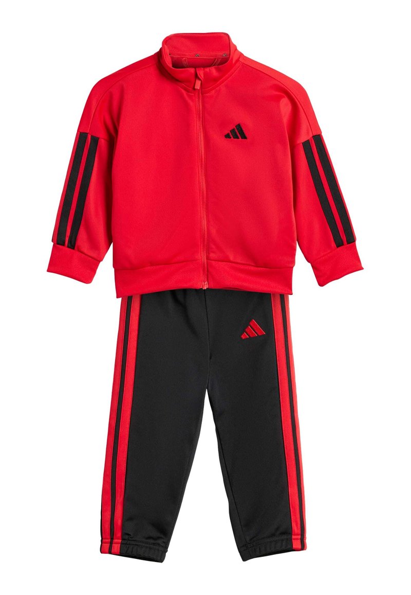Chándal rojo de Adidas que incluye una chaqueta con cremallera y franjas negras en las mangas, junto con pantalones negros a juego con franjas rojas y el logo.