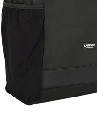 Zaino nero con tessuto testurizzato, tasca laterale in rete e una base liscia simile alla pelle. Presenta un'etichetta con "LARKSON HAMBURG."