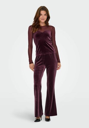 Samtene zweiteiliges Outfit in tiefem Burgund mit einem taillierten langärmligen Netzüberzug und ausgestellten Hosen, mit einer glatten Textur und einem schlichten Design.