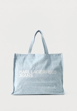 Jasnoniebieska torba materiałowa z podwójnymi uchwytami i białym logo "KARL LAGERFELD JEANS" nadrukowanym z przodu.