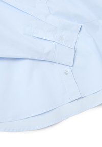 Camisa de color azul claro de manga larga con cuello abotonado, un cierre de botón en el puño y una tela de algodón suave y sedosa.