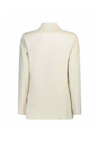 Blazer color crema con una morbida texture, caratterizzato da un colletto a rever e maniche lunghe. Il design presenta sottili righe verticali e nessun elemento hardware visibile.