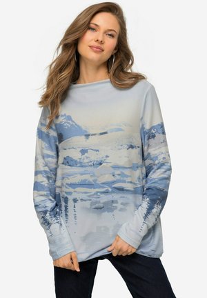 Maglietta a maniche lunghe blu con stampa paesaggistica di montagne e riflessi, realizzata in tessuto morbido e con una vestibilità rilassata.