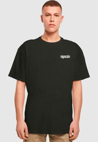 Sort bomulds T-shirt med korte ærmer, rund halsudskæring og hvidt logotekst på venstre brystområde. Klassisk pasform, glat stoftekstur.